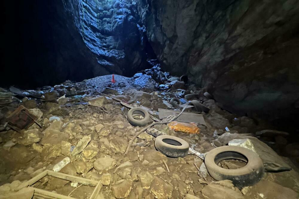 Jama u Bresticama u kojoj je otkriveno najmanje 17 leševa pasa, Foto: NVO Korina