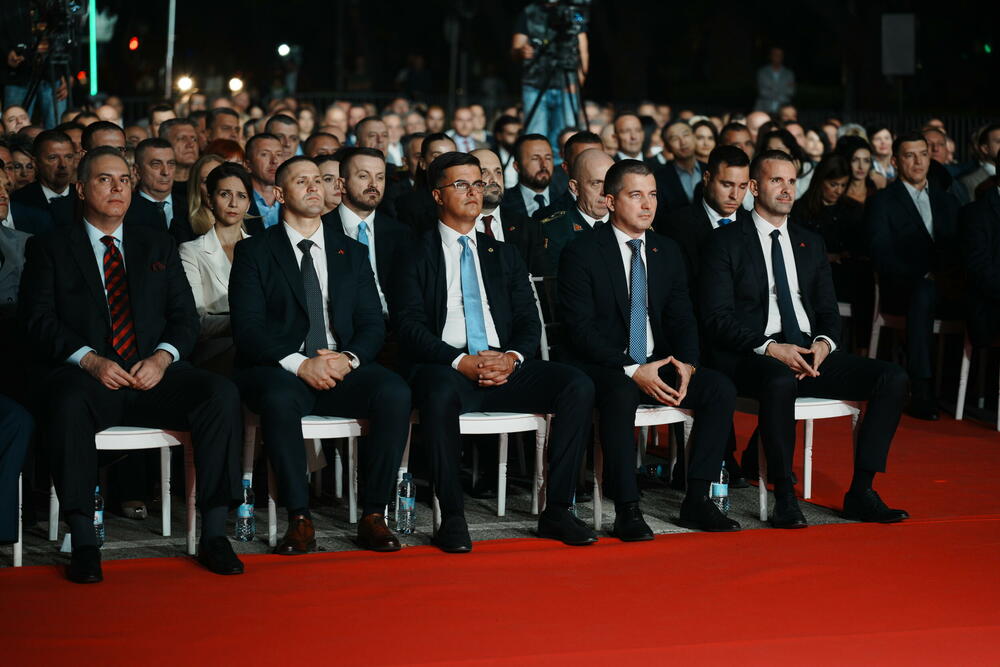 <p>Na svečanosti povodom Dana unutrašnjih poslova u Crnoj Gori, premijer Milojko Spajić je kazao da je Crna Gora decenijama zaostajala za najrazvijenijim evropskim zemljama jer je često zakon bio slabiji od partikularnih interesa, a institucije mnogo tiše od onih koji bi trebalo da nadziru</p>  <p>Potpredsjednik Vlade Aleksa Bečić kazao je da ne prihvata tvrdnje da se policija "čisti od policajaca"</p>  <p> </p>