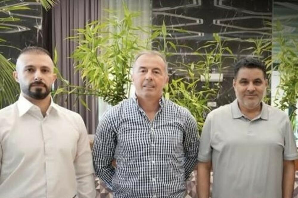 Radulović po dolasku u Irak sa čelnicima kluba, Foto: Al Mina
