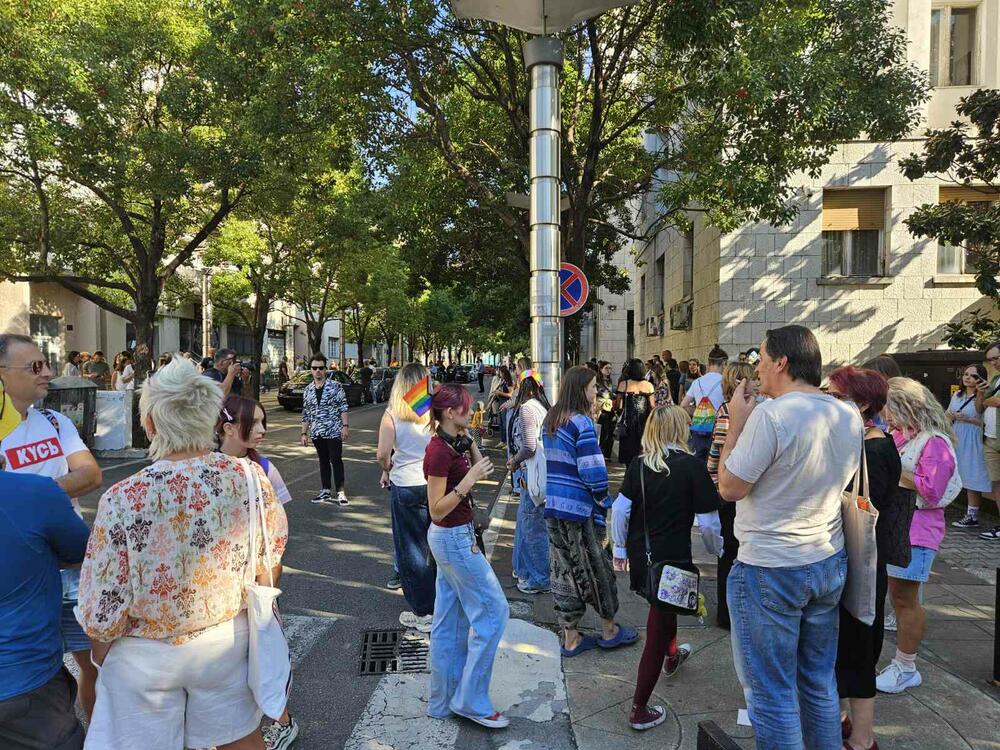 <p>Narativ ovogodišnjeg Prajda, kako su ranije najavili organizatori, usmjeren je na društvene i političke okolnosti koje karakterišu rast desničarskih struja, militarizacija i ratovi, ali i na borbu za prava i dostojanstven život</p>