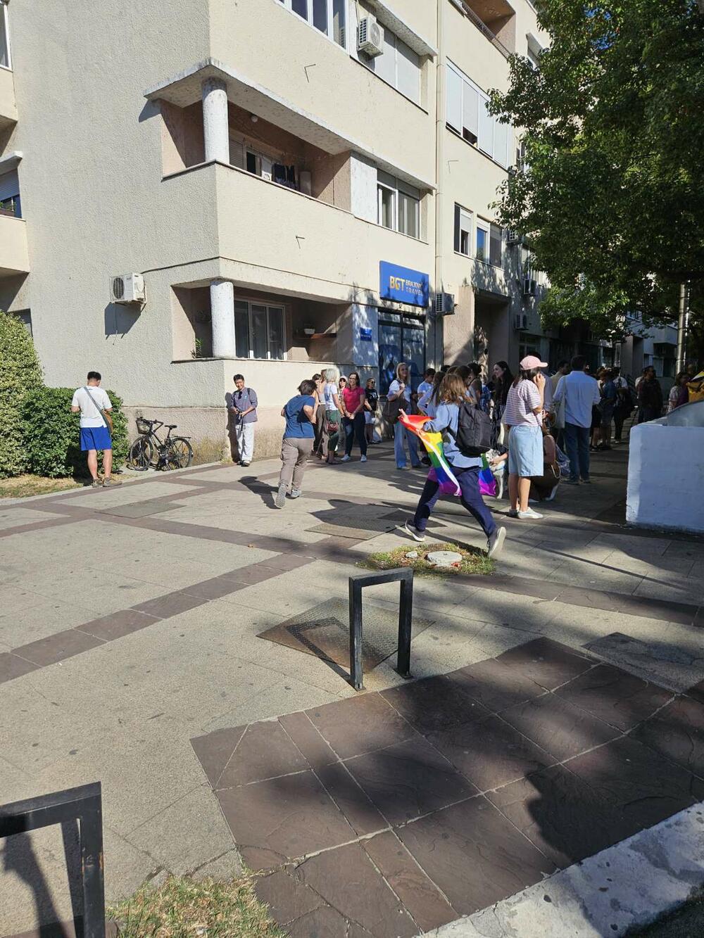 <p>Narativ ovogodišnjeg Prajda, kako su ranije najavili organizatori, usmjeren je na društvene i političke okolnosti koje karakterišu rast desničarskih struja, militarizacija i ratovi, ali i na borbu za prava i dostojanstven život</p>