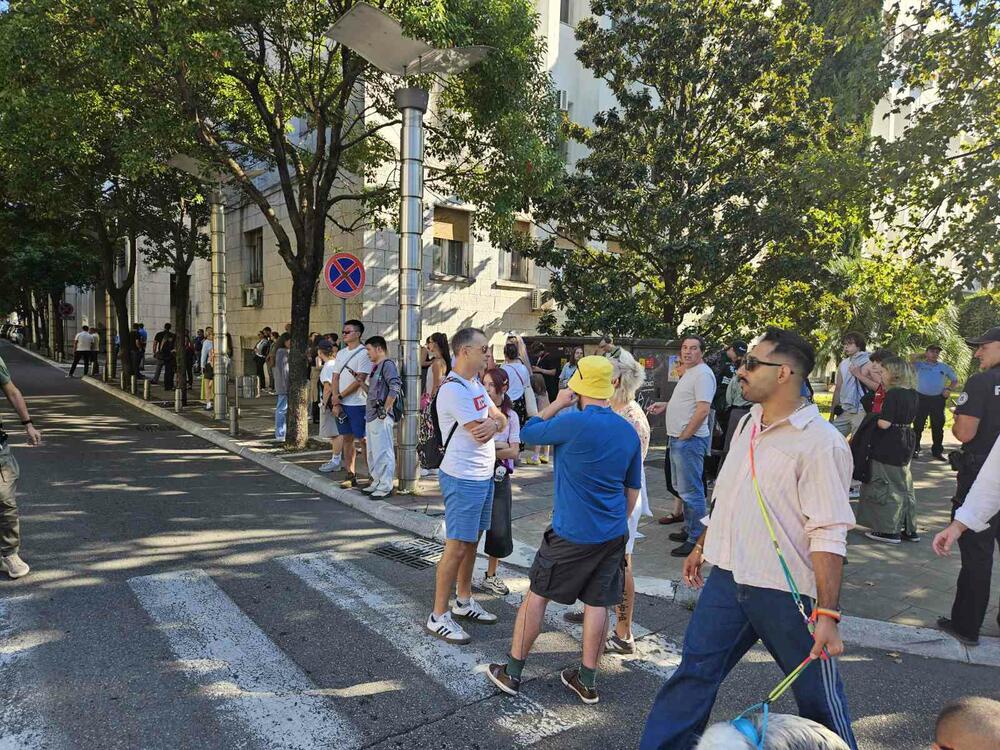 <p>Narativ ovogodišnjeg Prajda, kako su ranije najavili organizatori, usmjeren je na društvene i političke okolnosti koje karakterišu rast desničarskih struja, militarizacija i ratovi, ali i na borbu za prava i dostojanstven život</p>