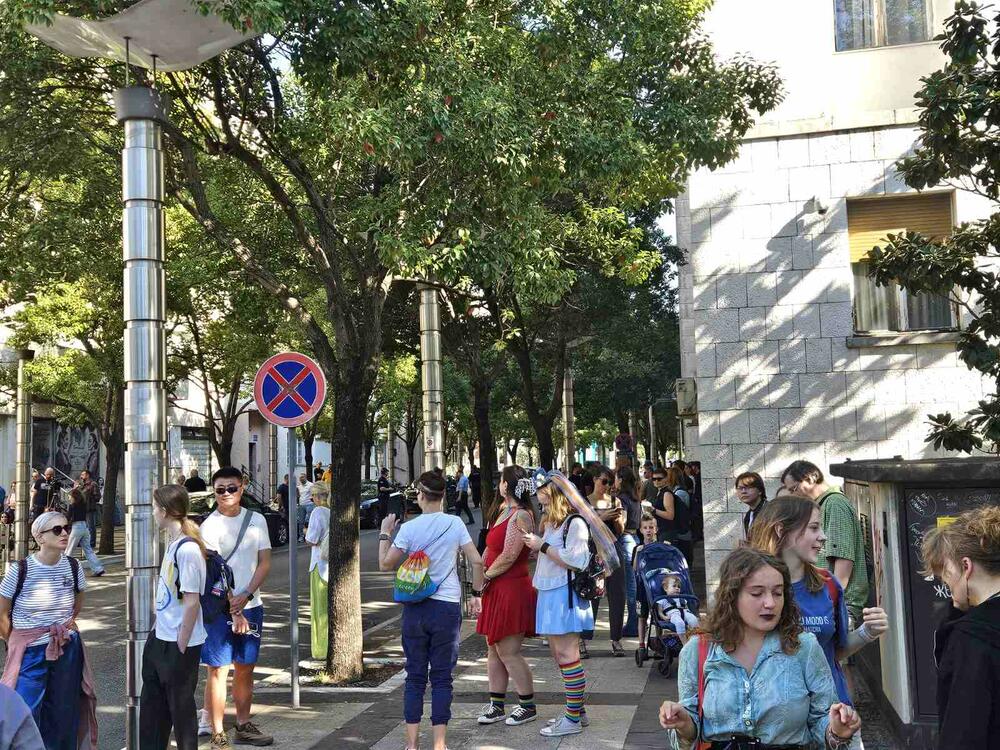 <p>Narativ ovogodišnjeg Prajda, kako su ranije najavili organizatori, usmjeren je na društvene i političke okolnosti koje karakterišu rast desničarskih struja, militarizacija i ratovi, ali i na borbu za prava i dostojanstven život</p>