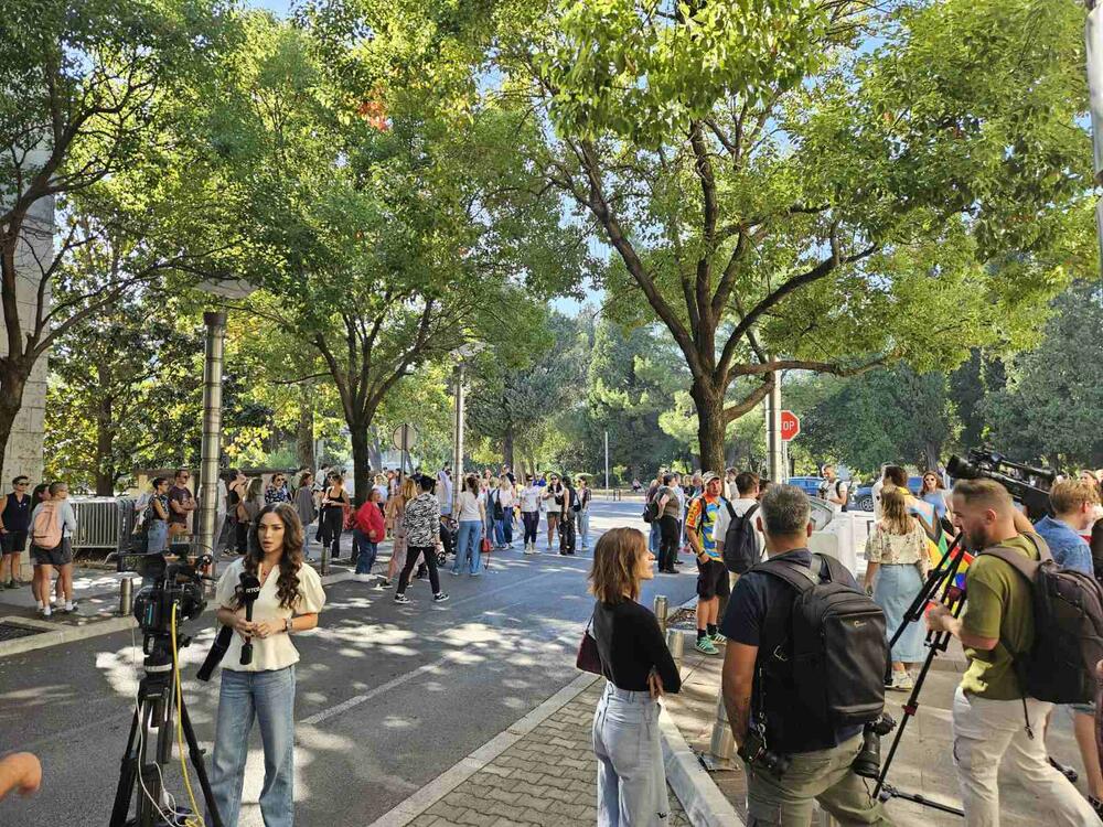 <p>Narativ ovogodišnjeg Prajda, kako su ranije najavili organizatori, usmjeren je na društvene i političke okolnosti koje karakterišu rast desničarskih struja, militarizacija i ratovi, ali i na borbu za prava i dostojanstven život</p>
