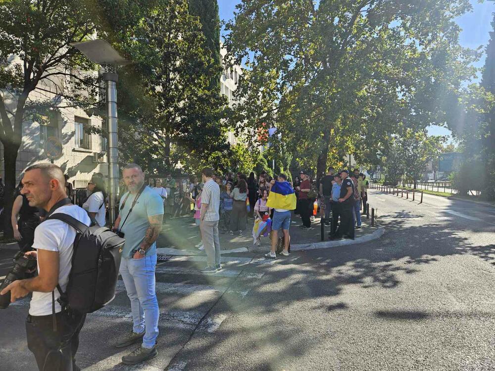 <p>Narativ ovogodišnjeg Prajda, kako su ranije najavili organizatori, usmjeren je na društvene i političke okolnosti koje karakterišu rast desničarskih struja, militarizacija i ratovi, ali i na borbu za prava i dostojanstven život</p>