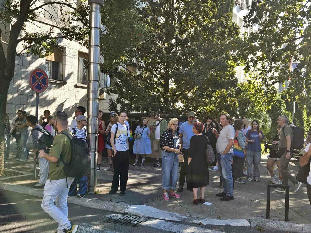 <p>Narativ ovogodišnjeg Prajda, kako su ranije najavili organizatori, usmjeren je na društvene i političke okolnosti koje karakterišu rast desničarskih struja, militarizacija i ratovi, ali i na borbu za prava i dostojanstven život</p>