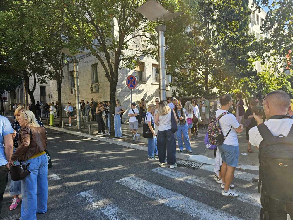 <p>Narativ ovogodišnjeg Prajda, kako su ranije najavili organizatori, usmjeren je na društvene i političke okolnosti koje karakterišu rast desničarskih struja, militarizacija i ratovi, ali i na borbu za prava i dostojanstven život</p>