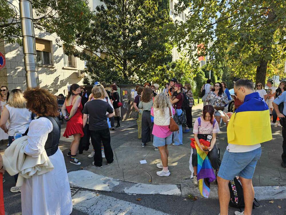 <p>Narativ ovogodišnjeg Prajda, kako su ranije najavili organizatori, usmjeren je na društvene i političke okolnosti koje karakterišu rast desničarskih struja, militarizacija i ratovi, ali i na borbu za prava i dostojanstven život</p>