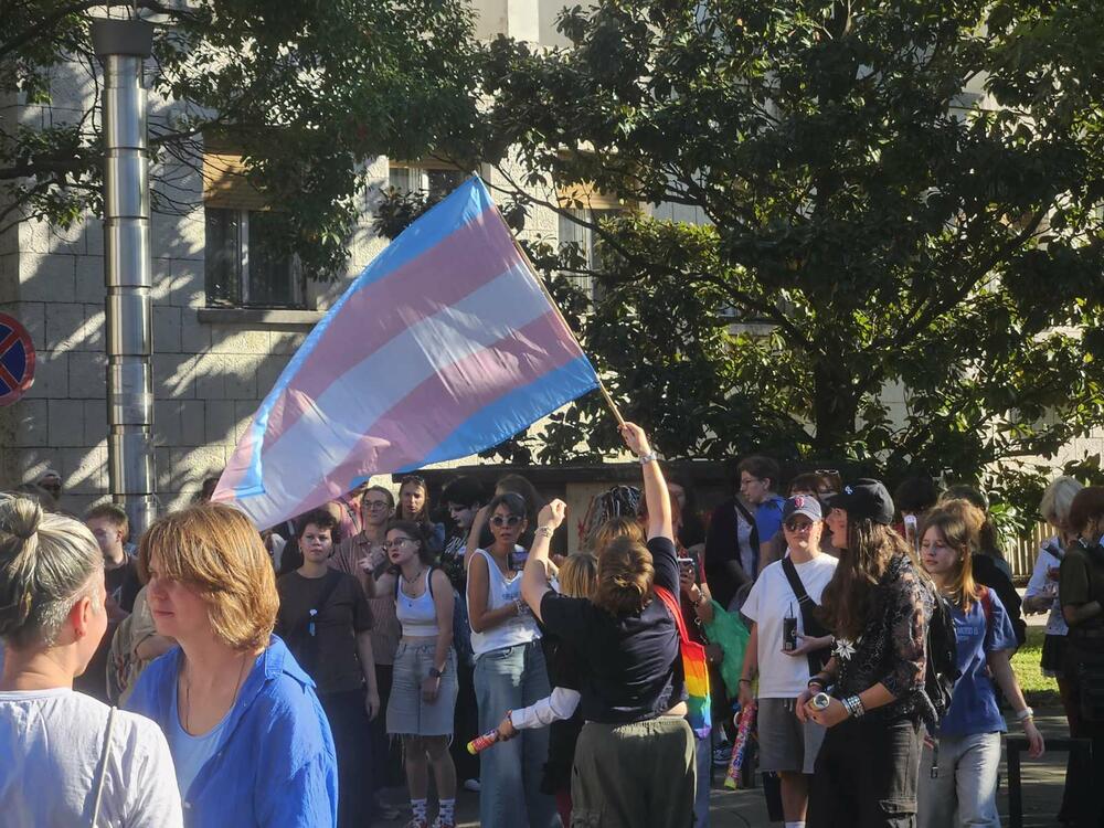 <p>Narativ ovogodišnjeg Prajda, kako su ranije najavili organizatori, usmjeren je na društvene i političke okolnosti koje karakterišu rast desničarskih struja, militarizacija i ratovi, ali i na borbu za prava i dostojanstven život</p>