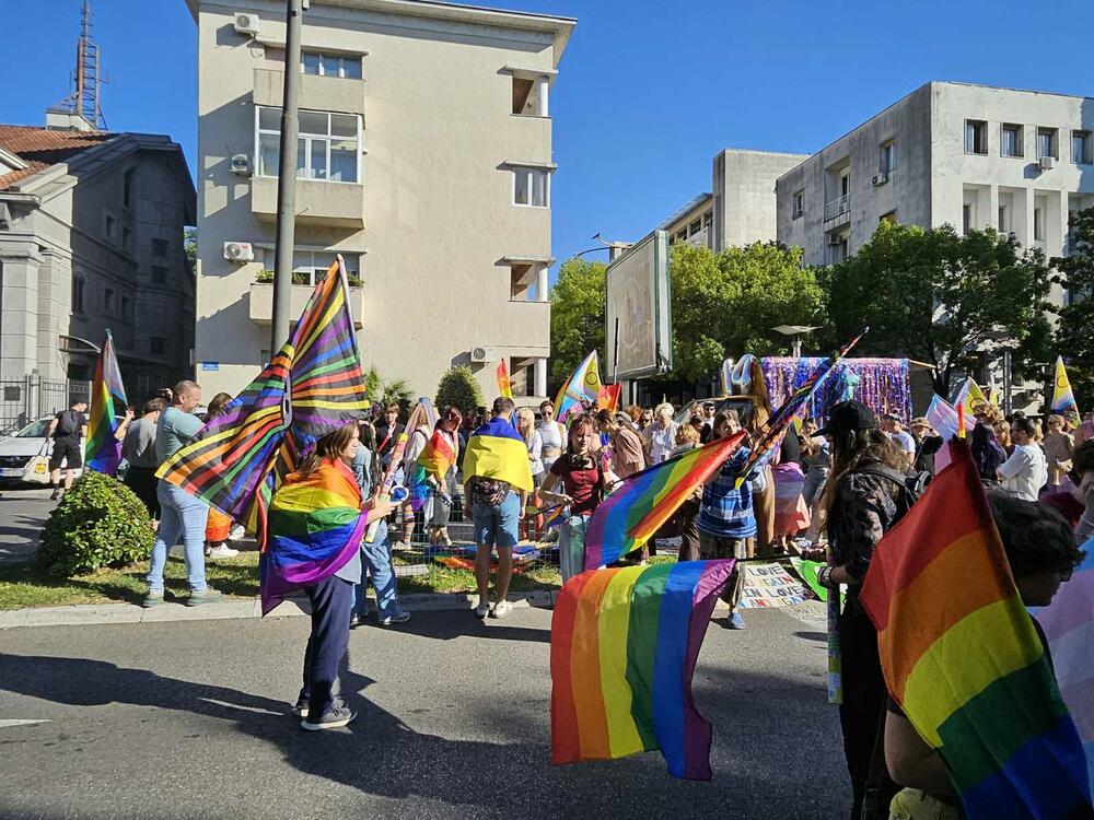 <p>Narativ ovogodišnjeg Prajda, kako su ranije najavili organizatori, usmjeren je na društvene i političke okolnosti koje karakterišu rast desničarskih struja, militarizacija i ratovi, ali i na borbu za prava i dostojanstven život</p>