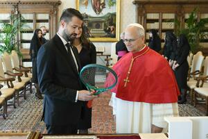 Milatović pozvao papu da posjeti Crnu Goru, uručio mu teniski...