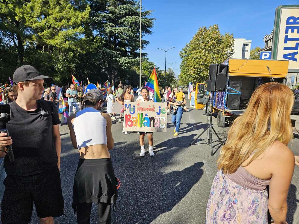 <p>Narativ ovogodišnjeg Prajda, kako su ranije najavili organizatori, usmjeren je na društvene i političke okolnosti koje karakterišu rast desničarskih struja, militarizacija i ratovi, ali i na borbu za prava i dostojanstven život</p>