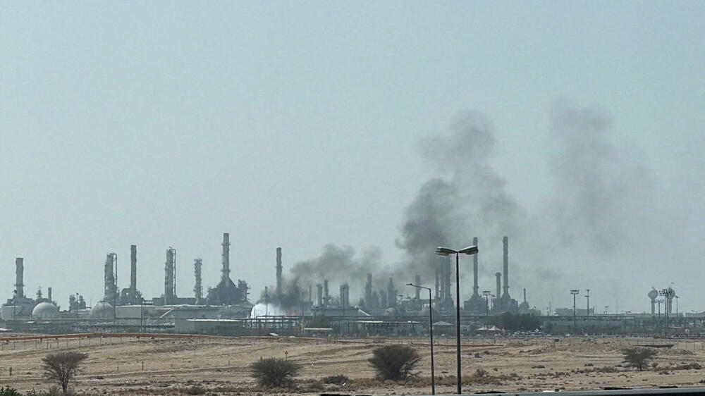 <p>Stanovnici Sane naveli su da su čuli tri snažne eksplozije. Medijska kancelarija Huta optužila je Saudijsku Arabiju za izvođenje napada, ali nije ponudila dokaze za tu tvrdnju. Saudijske vlasti se zasad nisu oglasile</p>