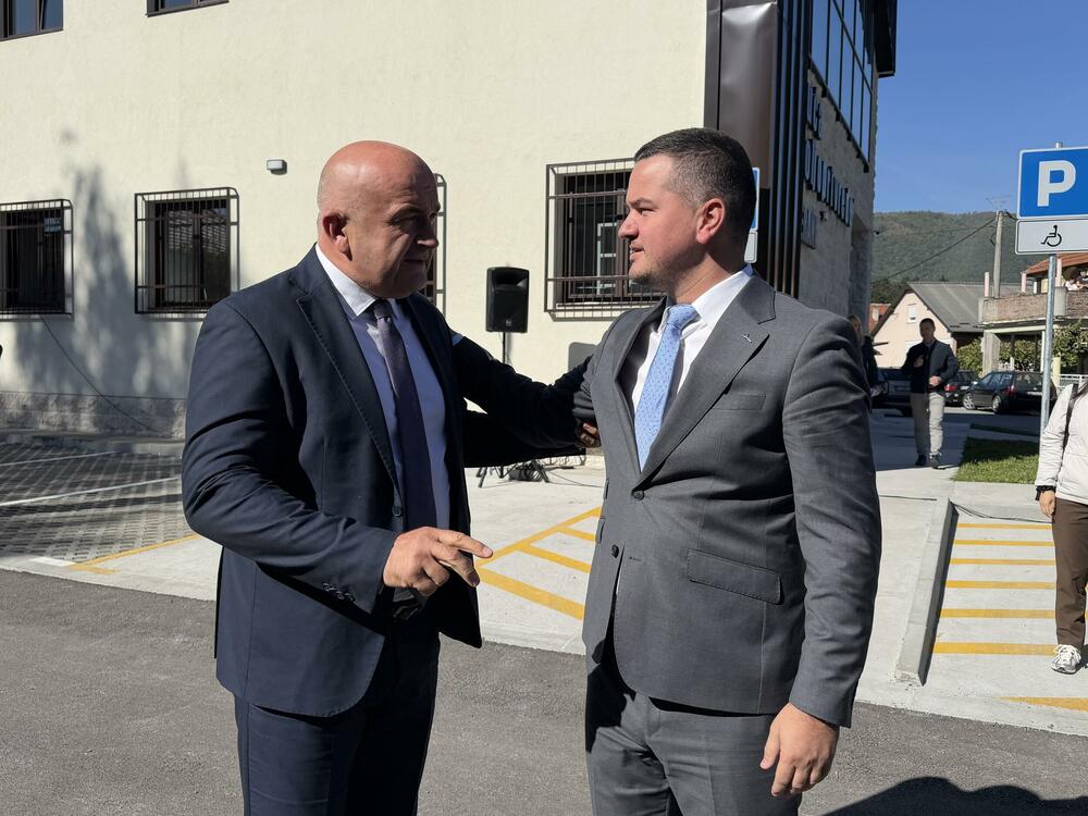 <p>Ministar poljoprivrede, šumarstva i vodoprivrede, Vladimir Joković je kazao da Kuća poljoprivrede predstavlja važan korak u unapređenju usluga za poljoprivrednike i dio šire politike Ministarstva usmjerene na razvoj sjevera Crne Gore</p>