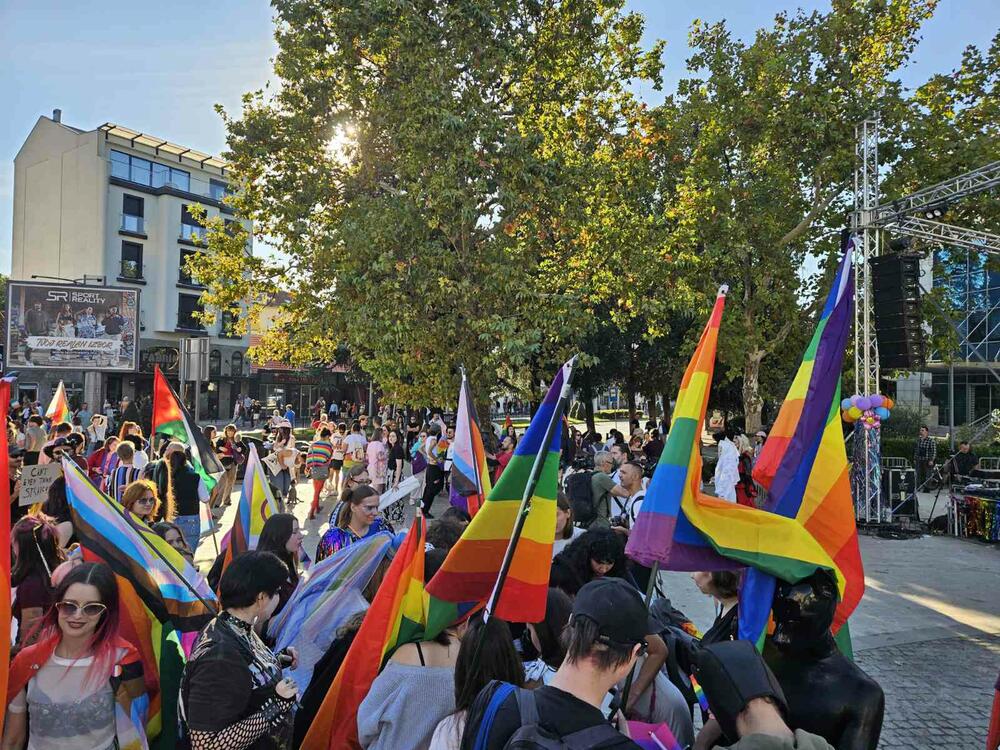<p>Na četrnaestom Montenegro Prajdu u Podgorici održani govori, učesnici prošetali ulicama centra Podgorice</p>