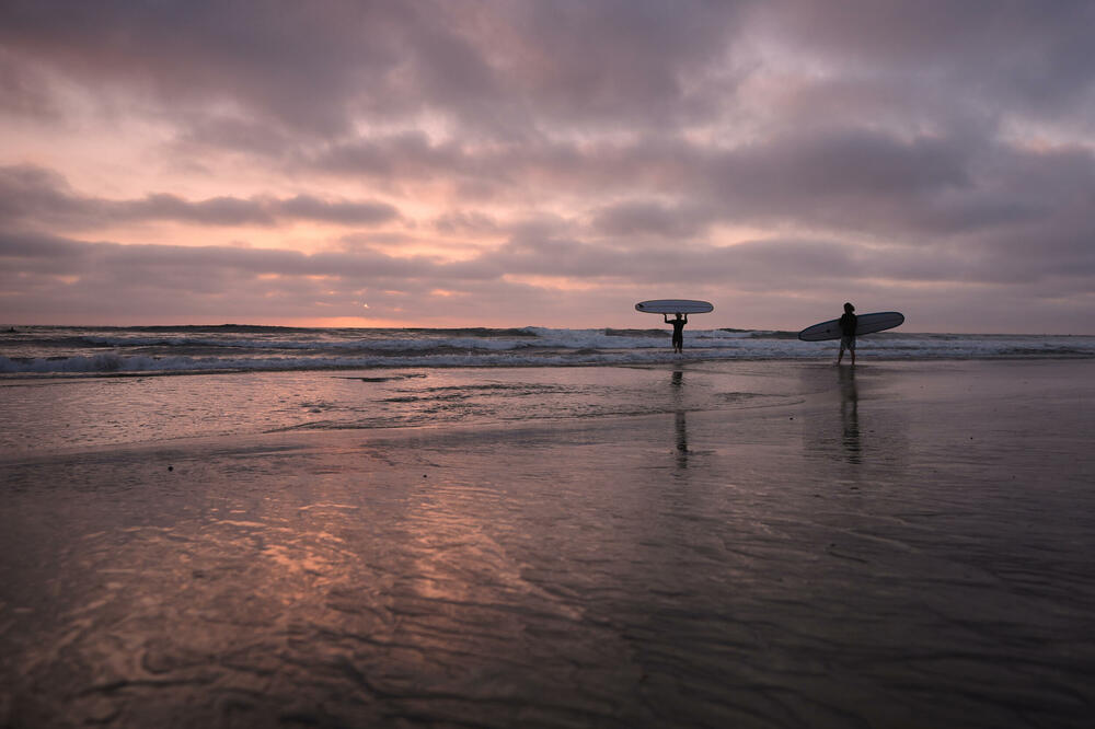 Surferi ulaze u Tihi okean, 1. oktobra 2026. godine, u Enkinitasu, u Kaliforniji, Foto: Beta/AP