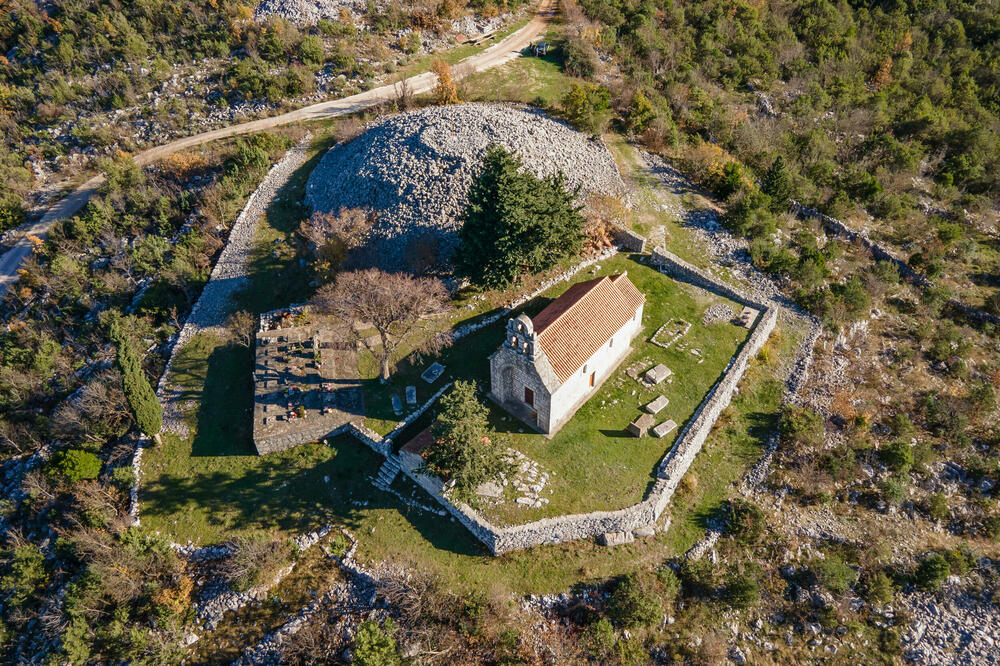 Najveća gomila kod crkve Svih Svetih, Foto: Ilirikon 2026.