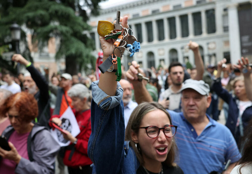 <p>U gradu Valensiji, na jugoistoku zemlje, demonstranti su se sukobili sa policijom, koja je ispalila gumene metke i suzavac kako bi rastjerala okupljene</p>  <p>Oko 30 demonstranata uspjelo je da uđe u Grad umjetnosti i nauke, jednu od znamenitih kulturnih građevina u gradu, prije nego što ih je policija izvela</p>