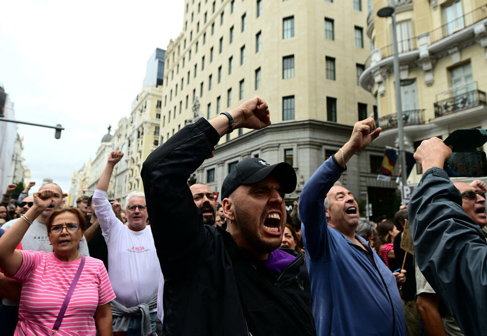 <p>U gradu Valensiji, na jugoistoku zemlje, demonstranti su se sukobili sa policijom, koja je ispalila gumene metke i suzavac kako bi rastjerala okupljene</p>  <p>Oko 30 demonstranata uspjelo je da uđe u Grad umjetnosti i nauke, jednu od znamenitih kulturnih građevina u gradu, prije nego što ih je policija izvela</p>