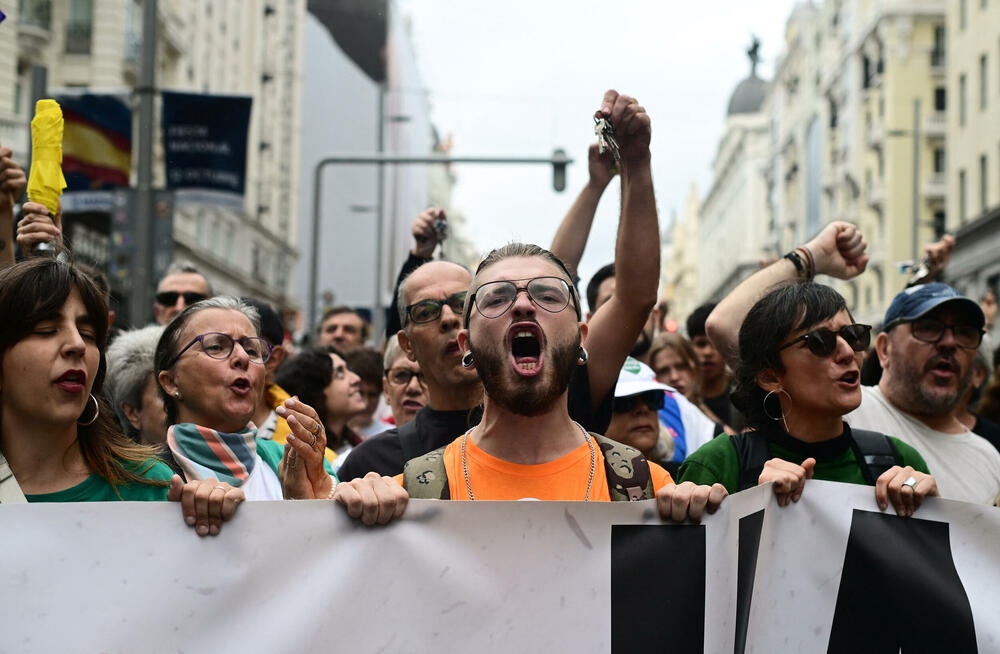 <p>U gradu Valensiji, na jugoistoku zemlje, demonstranti su se sukobili sa policijom, koja je ispalila gumene metke i suzavac kako bi rastjerala okupljene</p>  <p>Oko 30 demonstranata uspjelo je da uđe u Grad umjetnosti i nauke, jednu od znamenitih kulturnih građevina u gradu, prije nego što ih je policija izvela</p>
