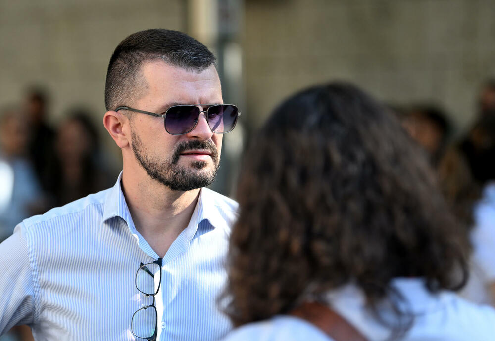 <p>Četrnaesti Montenegro Prajd održao se danas u Podgorici pod sloganom "Živjećemo, života radi!".</p>  <p>Učesnicima su se sa bine na Trgu Argentina obratili Staša Baštrica iz organizacije Kvir Montenegro, Ali iz organizacije Kvir Montenegro i Iskra Đurišić iz Asocijacije Spektra.</p>  <p>Učesnici Prajda su na Trg Argentina došli nakon što su prošetali ulicama centra glavnog grada Crne Gore.</p>  <p>Današnji Montenegro Prajd otvorila je dreg umjetnica Lana Vee iz Beograda.</p>  <p>Pogledajte fotografije sa Prajda koje je napravio fotoreporter "Vijesti" Boris Pejović.</p>