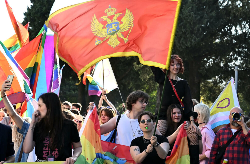 <p>Četrnaesti Montenegro Prajd održao se danas u Podgorici pod sloganom "Živjećemo, života radi!".</p>  <p>Učesnicima su se sa bine na Trgu Argentina obratili Staša Baštrica iz organizacije Kvir Montenegro, Ali iz organizacije Kvir Montenegro i Iskra Đurišić iz Asocijacije Spektra.</p>  <p>Učesnici Prajda su na Trg Argentina došli nakon što su prošetali ulicama centra glavnog grada Crne Gore.</p>  <p>Današnji Montenegro Prajd otvorila je dreg umjetnica Lana Vee iz Beograda.</p>  <p>Pogledajte fotografije sa Prajda koje je napravio fotoreporter "Vijesti" Boris Pejović.</p>