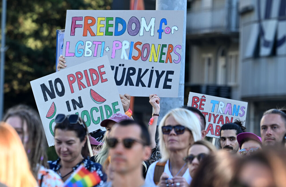 <p>Četrnaesti Montenegro Prajd održao se danas u Podgorici pod sloganom "Živjećemo, života radi!".</p>  <p>Učesnicima su se sa bine na Trgu Argentina obratili Staša Baštrica iz organizacije Kvir Montenegro, Ali iz organizacije Kvir Montenegro i Iskra Đurišić iz Asocijacije Spektra.</p>  <p>Učesnici Prajda su na Trg Argentina došli nakon što su prošetali ulicama centra glavnog grada Crne Gore.</p>  <p>Današnji Montenegro Prajd otvorila je dreg umjetnica Lana Vee iz Beograda.</p>  <p>Pogledajte fotografije sa Prajda koje je napravio fotoreporter "Vijesti" Boris Pejović.</p>