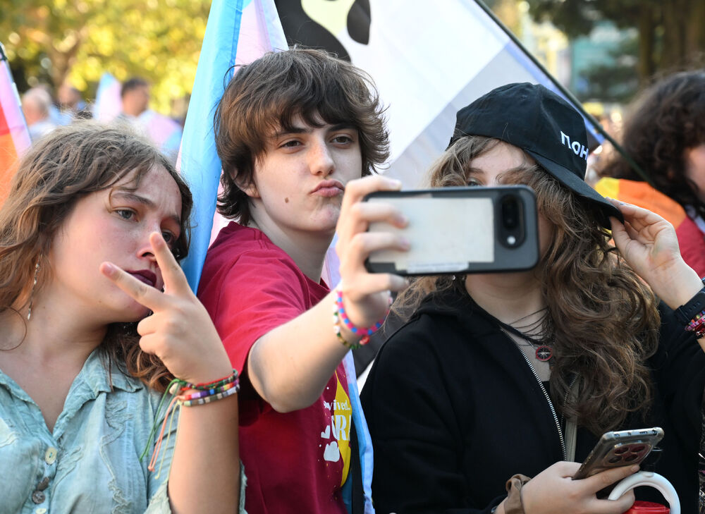 <p>Četrnaesti Montenegro Prajd održao se danas u Podgorici pod sloganom "Živjećemo, života radi!".</p>  <p>Učesnicima su se sa bine na Trgu Argentina obratili Staša Baštrica iz organizacije Kvir Montenegro, Ali iz organizacije Kvir Montenegro i Iskra Đurišić iz Asocijacije Spektra.</p>  <p>Učesnici Prajda su na Trg Argentina došli nakon što su prošetali ulicama centra glavnog grada Crne Gore.</p>  <p>Današnji Montenegro Prajd otvorila je dreg umjetnica Lana Vee iz Beograda.</p>  <p>Pogledajte fotografije sa Prajda koje je napravio fotoreporter "Vijesti" Boris Pejović.</p>
