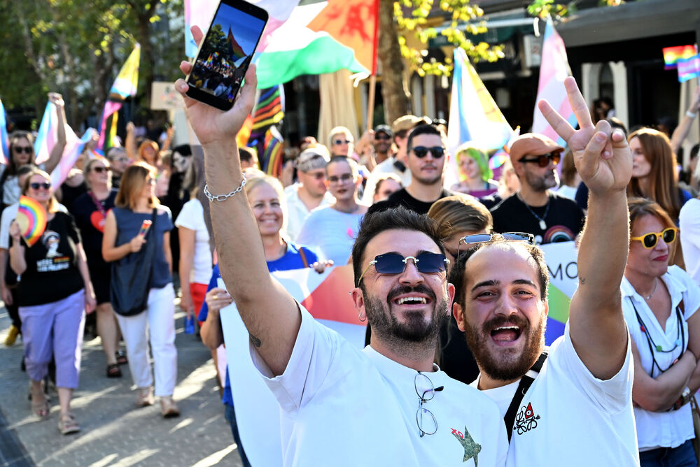<p>Četrnaesti Montenegro Prajd održao se danas u Podgorici pod sloganom "Živjećemo, života radi!".</p>  <p>Učesnicima su se sa bine na Trgu Argentina obratili Staša Baštrica iz organizacije Kvir Montenegro, Ali iz organizacije Kvir Montenegro i Iskra Đurišić iz Asocijacije Spektra.</p>  <p>Učesnici Prajda su na Trg Argentina došli nakon što su prošetali ulicama centra glavnog grada Crne Gore.</p>  <p>Današnji Montenegro Prajd otvorila je dreg umjetnica Lana Vee iz Beograda.</p>  <p>Pogledajte fotografije sa Prajda koje je napravio fotoreporter "Vijesti" Boris Pejović.</p>