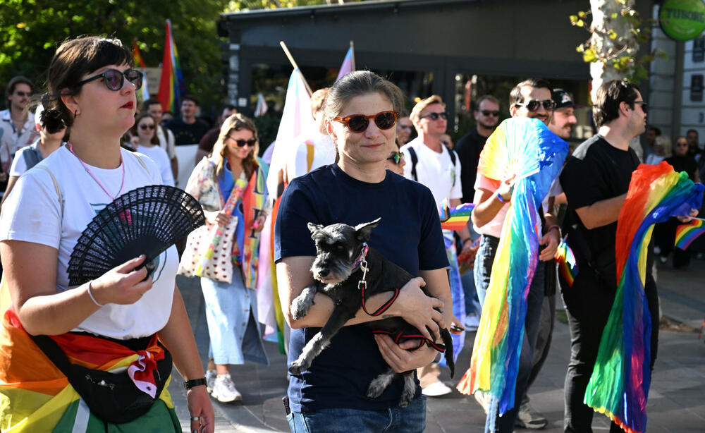 <p>Četrnaesti Montenegro Prajd održao se danas u Podgorici pod sloganom "Živjećemo, života radi!".</p>  <p>Učesnicima su se sa bine na Trgu Argentina obratili Staša Baštrica iz organizacije Kvir Montenegro, Ali iz organizacije Kvir Montenegro i Iskra Đurišić iz Asocijacije Spektra.</p>  <p>Učesnici Prajda su na Trg Argentina došli nakon što su prošetali ulicama centra glavnog grada Crne Gore.</p>  <p>Današnji Montenegro Prajd otvorila je dreg umjetnica Lana Vee iz Beograda.</p>  <p>Pogledajte fotografije sa Prajda koje je napravio fotoreporter "Vijesti" Boris Pejović.</p>