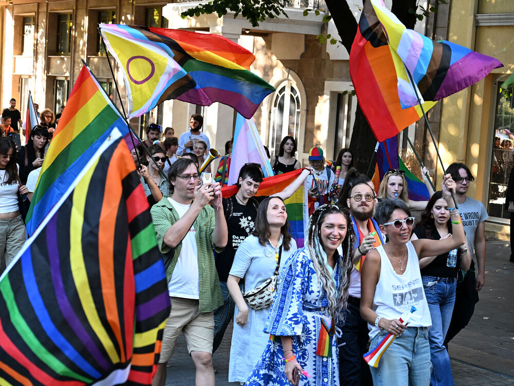 <p>Četrnaesti Montenegro Prajd održao se danas u Podgorici pod sloganom "Živjećemo, života radi!".</p>  <p>Učesnicima su se sa bine na Trgu Argentina obratili Staša Baštrica iz organizacije Kvir Montenegro, Ali iz organizacije Kvir Montenegro i Iskra Đurišić iz Asocijacije Spektra.</p>  <p>Učesnici Prajda su na Trg Argentina došli nakon što su prošetali ulicama centra glavnog grada Crne Gore.</p>  <p>Današnji Montenegro Prajd otvorila je dreg umjetnica Lana Vee iz Beograda.</p>  <p>Pogledajte fotografije sa Prajda koje je napravio fotoreporter "Vijesti" Boris Pejović.</p>