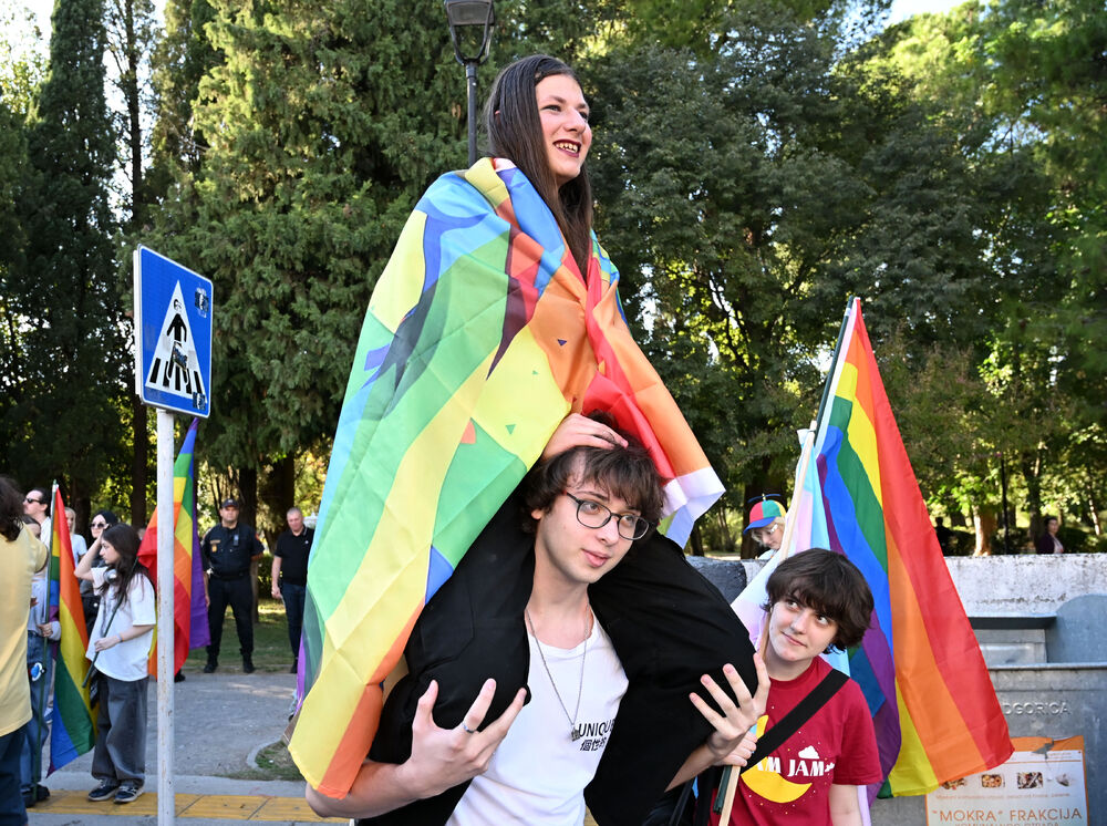 <p>Četrnaesti Montenegro Prajd održao se danas u Podgorici pod sloganom "Živjećemo, života radi!".</p>  <p>Učesnicima su se sa bine na Trgu Argentina obratili Staša Baštrica iz organizacije Kvir Montenegro, Ali iz organizacije Kvir Montenegro i Iskra Đurišić iz Asocijacije Spektra.</p>  <p>Učesnici Prajda su na Trg Argentina došli nakon što su prošetali ulicama centra glavnog grada Crne Gore.</p>  <p>Današnji Montenegro Prajd otvorila je dreg umjetnica Lana Vee iz Beograda.</p>  <p>Pogledajte fotografije sa Prajda koje je napravio fotoreporter "Vijesti" Boris Pejović.</p>