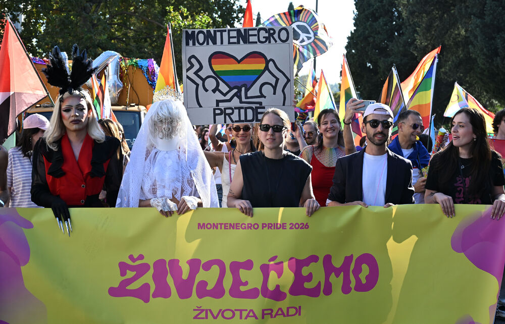 <p>Četrnaesti Montenegro Prajd održao se danas u Podgorici pod sloganom "Živjećemo, života radi!".</p>  <p>Učesnicima su se sa bine na Trgu Argentina obratili Staša Baštrica iz organizacije Kvir Montenegro, Ali iz organizacije Kvir Montenegro i Iskra Đurišić iz Asocijacije Spektra.</p>  <p>Učesnici Prajda su na Trg Argentina došli nakon što su prošetali ulicama centra glavnog grada Crne Gore.</p>  <p>Današnji Montenegro Prajd otvorila je dreg umjetnica Lana Vee iz Beograda.</p>  <p>Pogledajte fotografije sa Prajda koje je napravio fotoreporter "Vijesti" Boris Pejović.</p>
