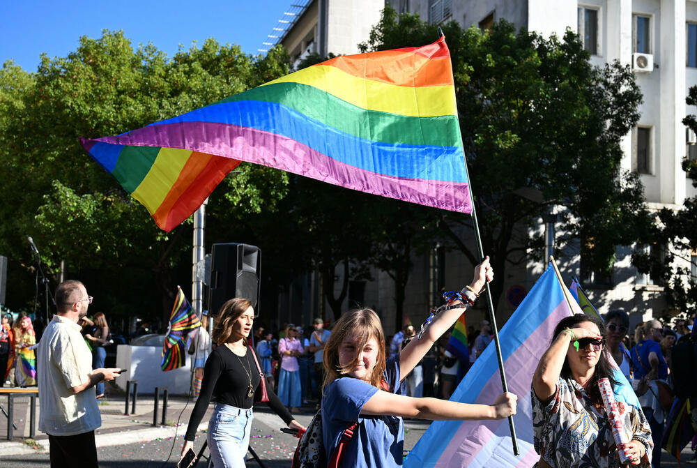 <p>Četrnaesti Montenegro Prajd održao se danas u Podgorici pod sloganom "Živjećemo, života radi!".</p>  <p>Učesnicima su se sa bine na Trgu Argentina obratili Staša Baštrica iz organizacije Kvir Montenegro, Ali iz organizacije Kvir Montenegro i Iskra Đurišić iz Asocijacije Spektra.</p>  <p>Učesnici Prajda su na Trg Argentina došli nakon što su prošetali ulicama centra glavnog grada Crne Gore.</p>  <p>Današnji Montenegro Prajd otvorila je dreg umjetnica Lana Vee iz Beograda.</p>  <p>Pogledajte fotografije sa Prajda koje je napravio fotoreporter "Vijesti" Boris Pejović.</p>