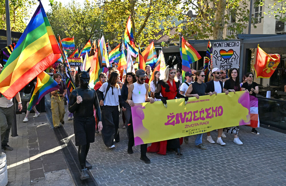 <p>Četrnaesti Montenegro Prajd održao se danas u Podgorici pod sloganom "Živjećemo, života radi!".</p>  <p>Učesnicima su se sa bine na Trgu Argentina obratili Staša Baštrica iz organizacije Kvir Montenegro, Ali iz organizacije Kvir Montenegro i Iskra Đurišić iz Asocijacije Spektra.</p>  <p>Učesnici Prajda su na Trg Argentina došli nakon što su prošetali ulicama centra glavnog grada Crne Gore.</p>  <p>Današnji Montenegro Prajd otvorila je dreg umjetnica Lana Vee iz Beograda.</p>  <p>Pogledajte fotografije sa Prajda koje je napravio fotoreporter "Vijesti" Boris Pejović.</p>