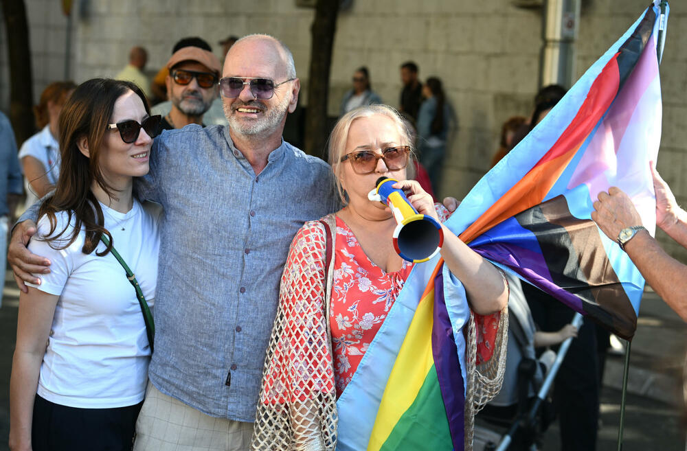 <p>Četrnaesti Montenegro Prajd održao se danas u Podgorici pod sloganom "Živjećemo, života radi!".</p>  <p>Učesnicima su se sa bine na Trgu Argentina obratili Staša Baštrica iz organizacije Kvir Montenegro, Ali iz organizacije Kvir Montenegro i Iskra Đurišić iz Asocijacije Spektra.</p>  <p>Učesnici Prajda su na Trg Argentina došli nakon što su prošetali ulicama centra glavnog grada Crne Gore.</p>  <p>Današnji Montenegro Prajd otvorila je dreg umjetnica Lana Vee iz Beograda.</p>  <p>Pogledajte fotografije sa Prajda koje je napravio fotoreporter "Vijesti" Boris Pejović.</p>
