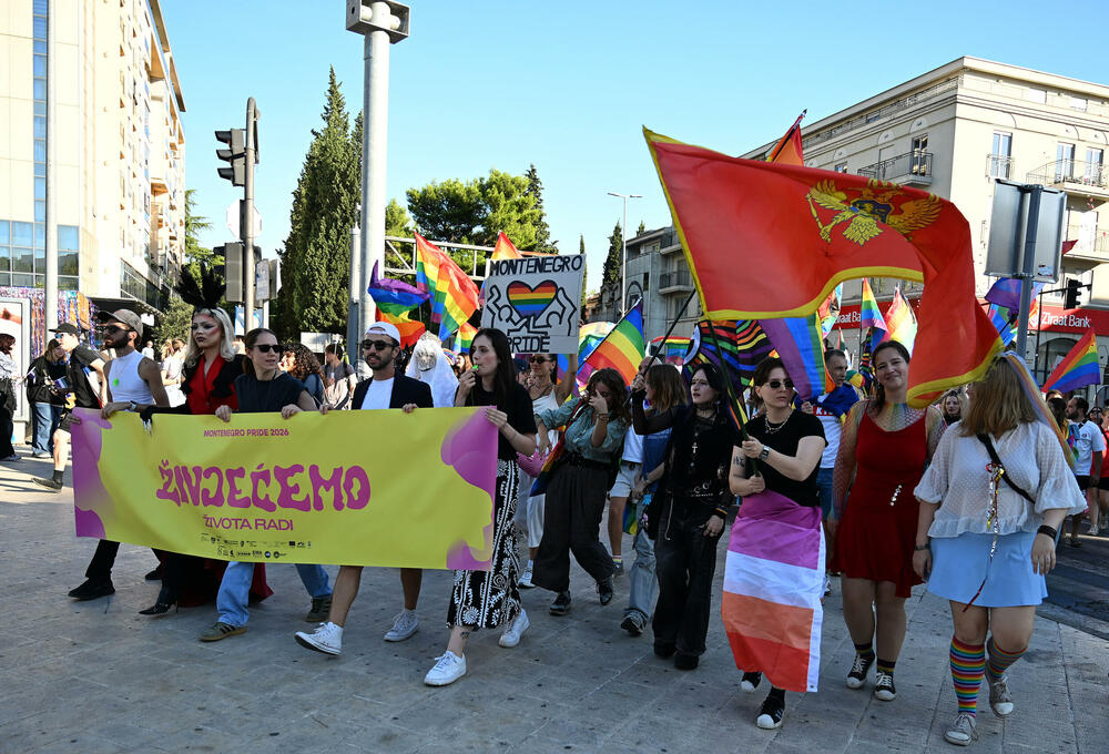 <p>Četrnaesti Montenegro Prajd održao se danas u Podgorici pod sloganom "Živjećemo, života radi!".</p>  <p>Učesnicima su se sa bine na Trgu Argentina obratili Staša Baštrica iz organizacije Kvir Montenegro, Ali iz organizacije Kvir Montenegro i Iskra Đurišić iz Asocijacije Spektra.</p>  <p>Učesnici Prajda su na Trg Argentina došli nakon što su prošetali ulicama centra glavnog grada Crne Gore.</p>  <p>Današnji Montenegro Prajd otvorila je dreg umjetnica Lana Vee iz Beograda.</p>  <p>Pogledajte fotografije sa Prajda koje je napravio fotoreporter "Vijesti" Boris Pejović.</p>
