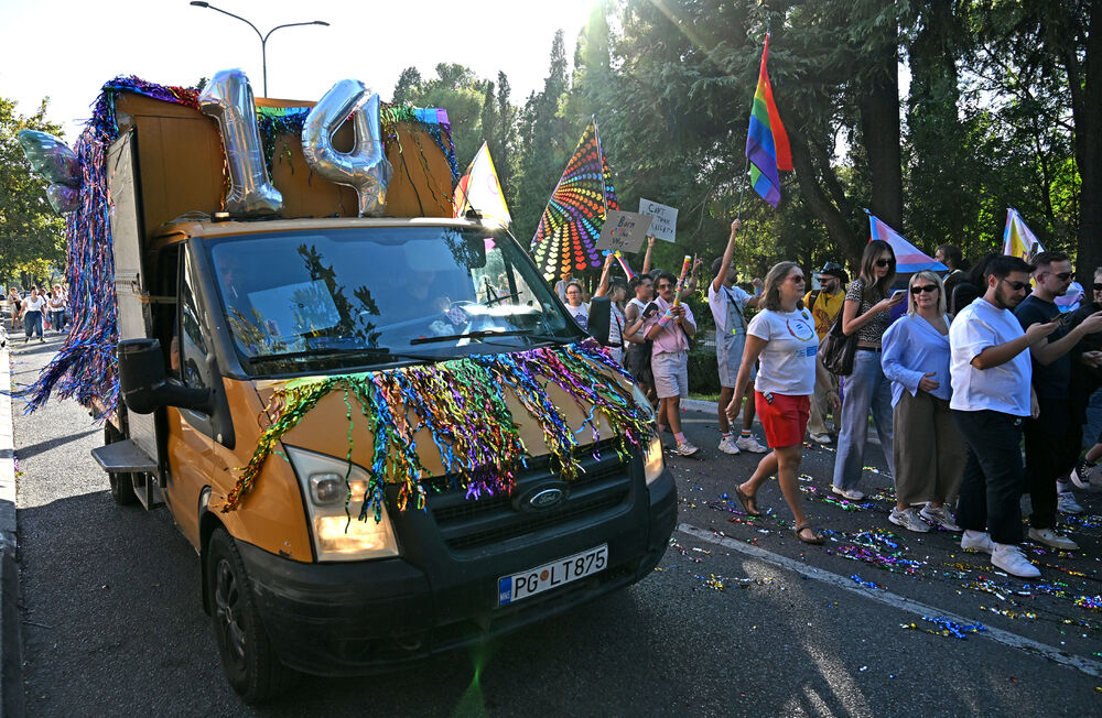 <p>Četrnaesti Montenegro Prajd održao se danas u Podgorici pod sloganom "Živjećemo, života radi!".</p>  <p>Učesnicima su se sa bine na Trgu Argentina obratili Staša Baštrica iz organizacije Kvir Montenegro, Ali iz organizacije Kvir Montenegro i Iskra Đurišić iz Asocijacije Spektra.</p>  <p>Učesnici Prajda su na Trg Argentina došli nakon što su prošetali ulicama centra glavnog grada Crne Gore.</p>  <p>Današnji Montenegro Prajd otvorila je dreg umjetnica Lana Vee iz Beograda.</p>  <p>Pogledajte fotografije sa Prajda koje je napravio fotoreporter "Vijesti" Boris Pejović.</p>