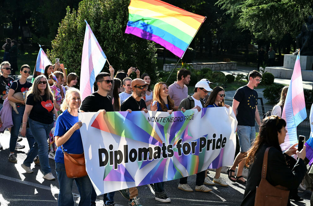<p>Četrnaesti Montenegro Prajd održao se danas u Podgorici pod sloganom "Živjećemo, života radi!".</p>  <p>Učesnicima su se sa bine na Trgu Argentina obratili Staša Baštrica iz organizacije Kvir Montenegro, Ali iz organizacije Kvir Montenegro i Iskra Đurišić iz Asocijacije Spektra.</p>  <p>Učesnici Prajda su na Trg Argentina došli nakon što su prošetali ulicama centra glavnog grada Crne Gore.</p>  <p>Današnji Montenegro Prajd otvorila je dreg umjetnica Lana Vee iz Beograda.</p>  <p>Pogledajte fotografije sa Prajda koje je napravio fotoreporter "Vijesti" Boris Pejović.</p>