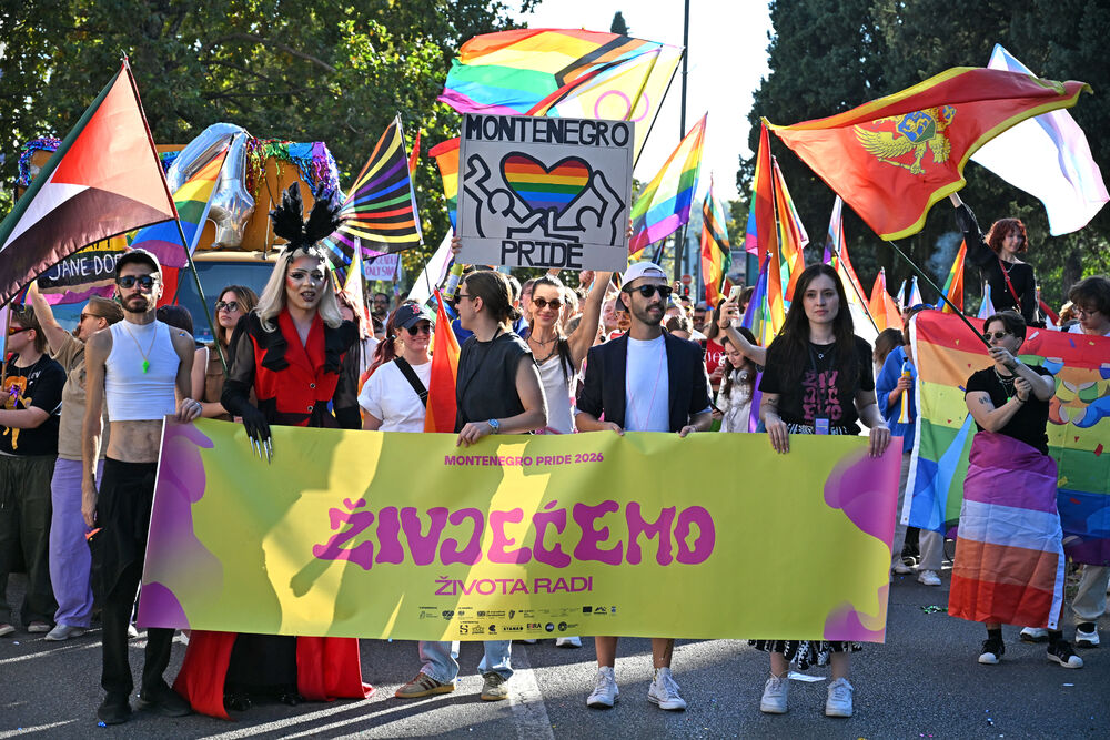 <p>Četrnaesti Montenegro Prajd održao se danas u Podgorici pod sloganom "Živjećemo, života radi!".</p>  <p>Učesnicima su se sa bine na Trgu Argentina obratili Staša Baštrica iz organizacije Kvir Montenegro, Ali iz organizacije Kvir Montenegro i Iskra Đurišić iz Asocijacije Spektra.</p>  <p>Učesnici Prajda su na Trg Argentina došli nakon što su prošetali ulicama centra glavnog grada Crne Gore.</p>  <p>Današnji Montenegro Prajd otvorila je dreg umjetnica Lana Vee iz Beograda.</p>  <p>Pogledajte fotografije sa Prajda koje je napravio fotoreporter "Vijesti" Boris Pejović.</p>