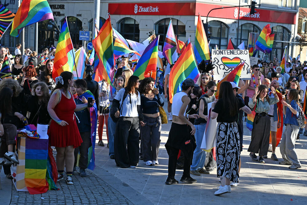 <p>Četrnaesti Montenegro Prajd održao se danas u Podgorici pod sloganom "Živjećemo, života radi!".</p>  <p>Učesnicima su se sa bine na Trgu Argentina obratili Staša Baštrica iz organizacije Kvir Montenegro, Ali iz organizacije Kvir Montenegro i Iskra Đurišić iz Asocijacije Spektra.</p>  <p>Učesnici Prajda su na Trg Argentina došli nakon što su prošetali ulicama centra glavnog grada Crne Gore.</p>  <p>Današnji Montenegro Prajd otvorila je dreg umjetnica Lana Vee iz Beograda.</p>  <p>Pogledajte fotografije sa Prajda koje je napravio fotoreporter "Vijesti" Boris Pejović.</p>