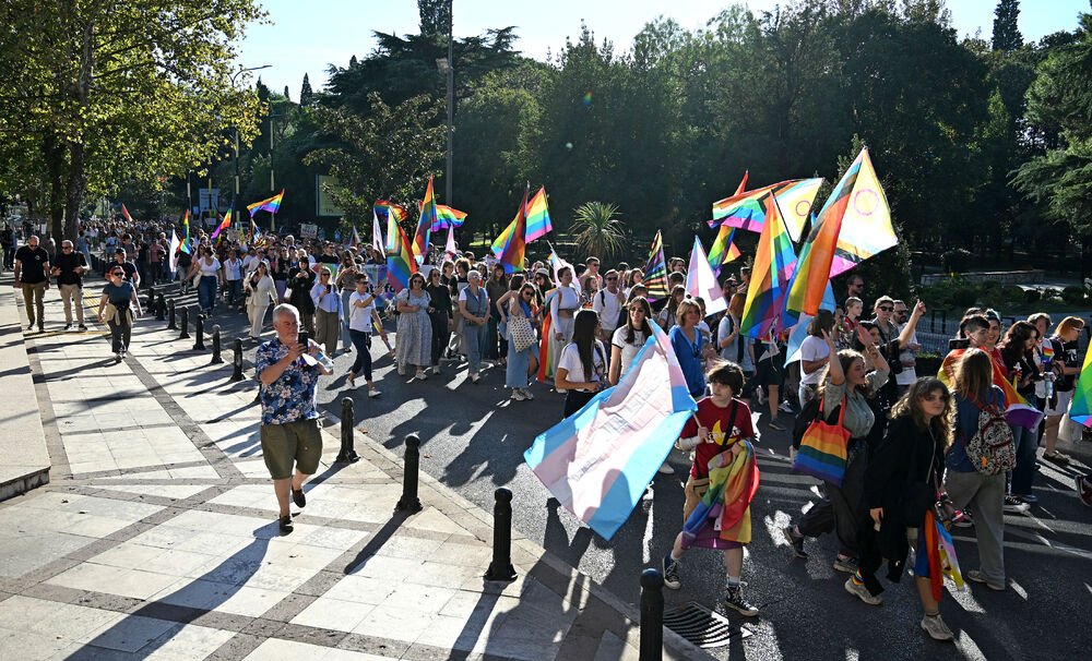 <p>Četrnaesti Montenegro Prajd održao se danas u Podgorici pod sloganom "Živjećemo, života radi!".</p>  <p>Učesnicima su se sa bine na Trgu Argentina obratili Staša Baštrica iz organizacije Kvir Montenegro, Ali iz organizacije Kvir Montenegro i Iskra Đurišić iz Asocijacije Spektra.</p>  <p>Učesnici Prajda su na Trg Argentina došli nakon što su prošetali ulicama centra glavnog grada Crne Gore.</p>  <p>Današnji Montenegro Prajd otvorila je dreg umjetnica Lana Vee iz Beograda.</p>  <p>Pogledajte fotografije sa Prajda koje je napravio fotoreporter "Vijesti" Boris Pejović.</p>