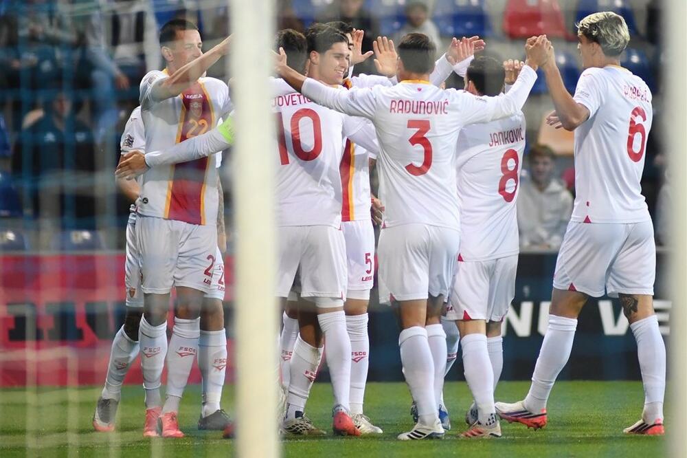 Sokoli imaju širinu: Naši fudbaleri tokom meča u Rigi protiv Letonije, Foto: FSCG