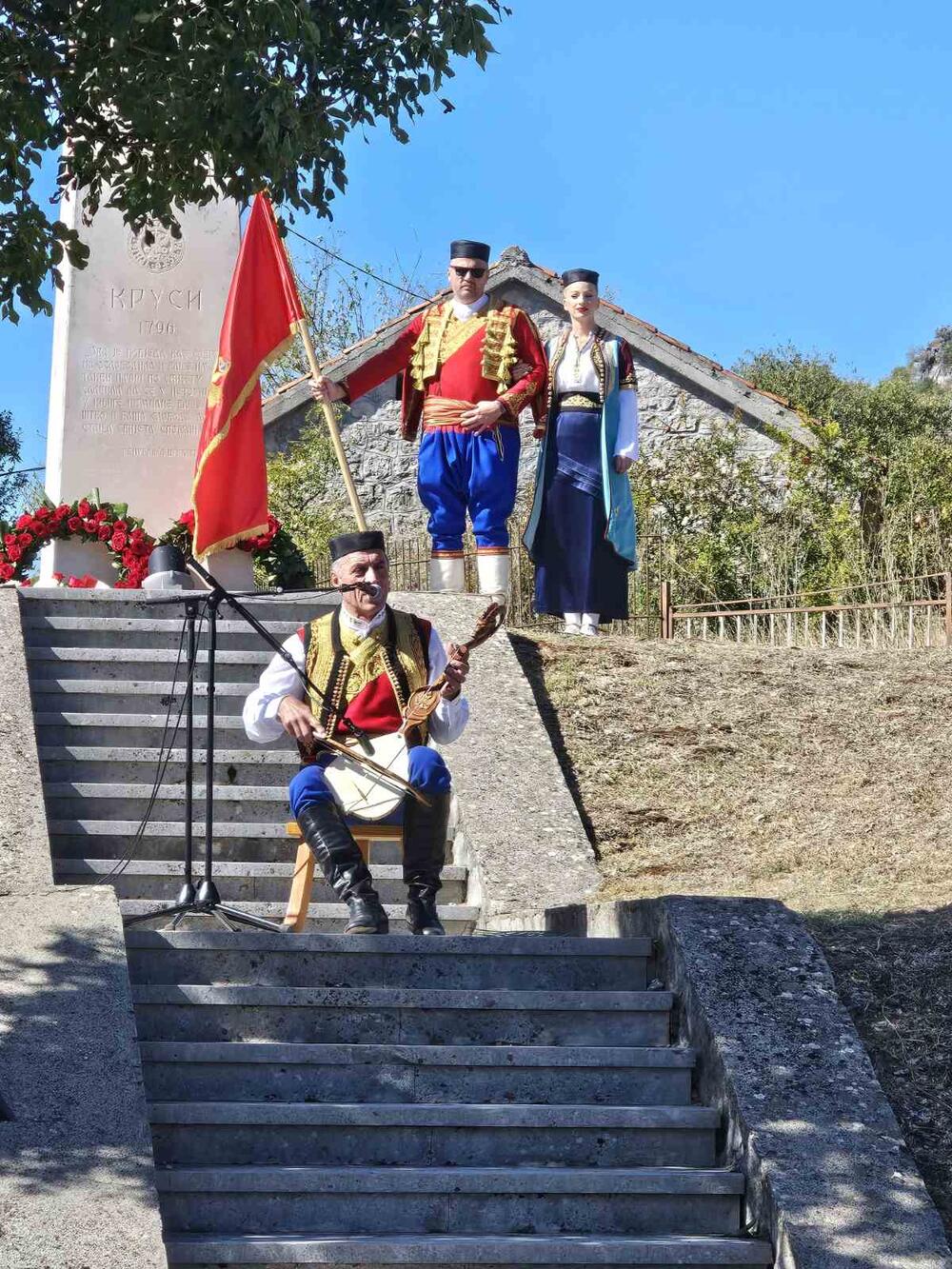 <p>Manifestacija je počela polaganjem vijenaca i intoniranjem himne, a zatim su se prisutnima obratili predsjednik Udruženja "Lješanska luča" Cvetko Vukčević i predsjednik Fondacije "Sula Radov" prof. dr Miomir Jovanović, te Stevan Radunović i prof. dr Branislav Radulović</p>