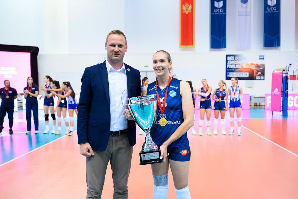 <p>Klub iz Novog pokvario spektakl u meču za trofej Superkupa, za šta se izvinio samo svom gradu i svojim navijačima, ne i ljubiteljima odbojke - na kraju 25:9, 25:12, 25:22 za Budućnost</p>