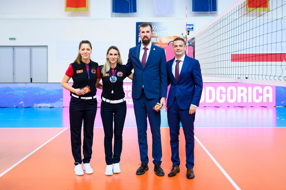 <p>Klub iz Novog pokvario spektakl u meču za trofej Superkupa, za šta se izvinio samo svom gradu i svojim navijačima, ne i ljubiteljima odbojke - na kraju 25:9, 25:12, 25:22 za Budućnost</p>