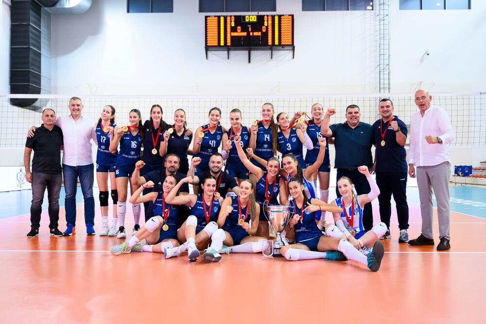 <p>Klub iz Novog pokvario spektakl u meču za trofej Superkupa, za šta se izvinio samo svom gradu i svojim navijačima, ne i ljubiteljima odbojke - na kraju 25:9, 25:12, 25:22 za Budućnost</p>