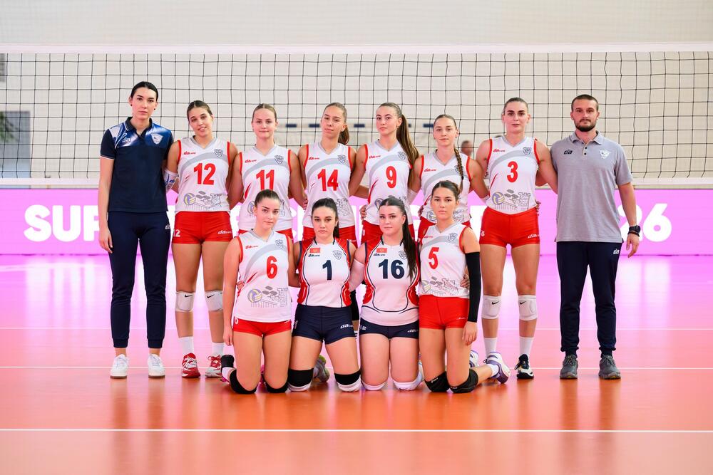 <p>Klub iz Novog pokvario spektakl u meču za trofej Superkupa, za šta se izvinio samo svom gradu i svojim navijačima, ne i ljubiteljima odbojke - na kraju 25:9, 25:12, 25:22 za Budućnost</p>