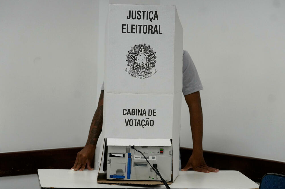 Koordinator biračkog mjesta završava postavljanje elektronskog uređaja za glasanje u biračkom centru uoči izbora: Detalj iz Brazilije, glavnog grada Brazila, Foto: Beta/AP