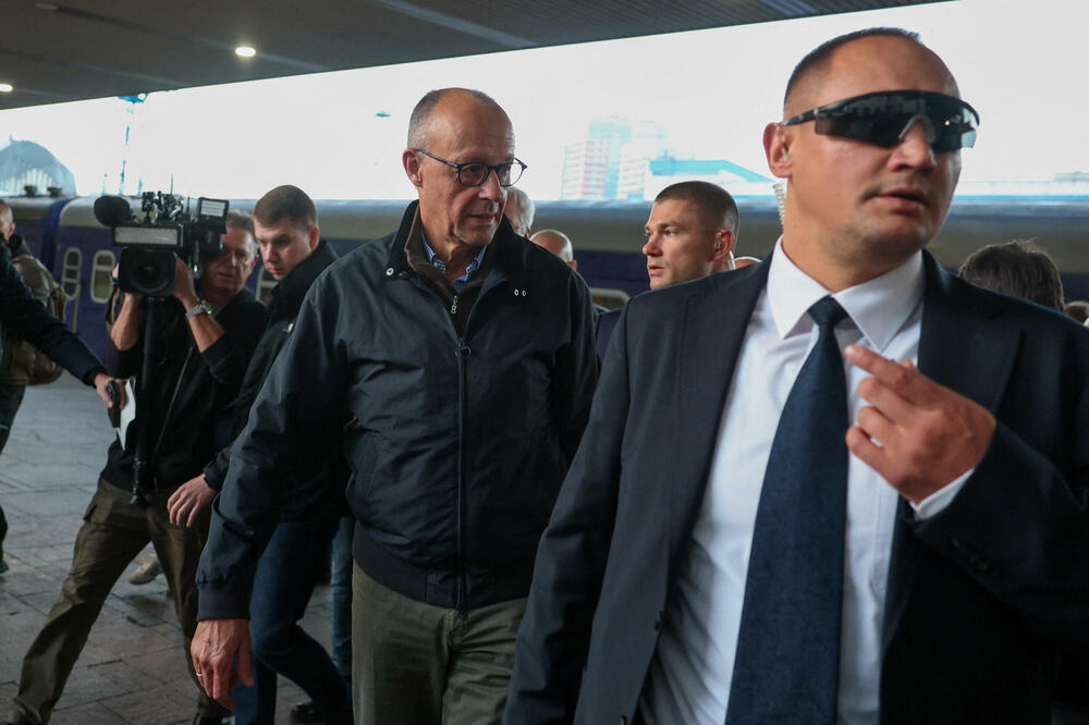 Njemački kancelar Friedrich Merc stiže na željezničku stanicu u Kijevu, Foto: Reuters